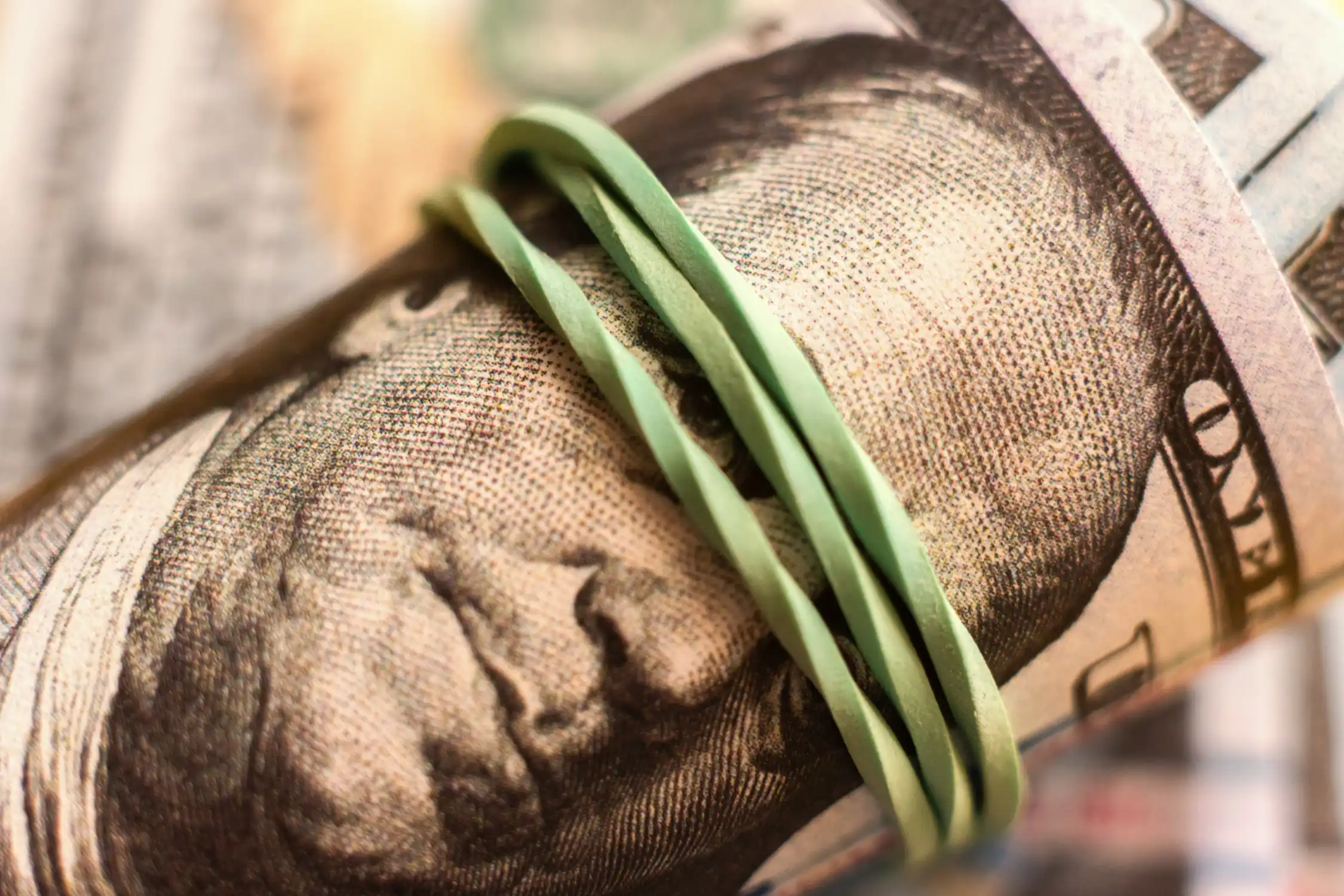 Rollo de billetes de dólar representando las ganancias reales de una creadora trans en OnlyFans