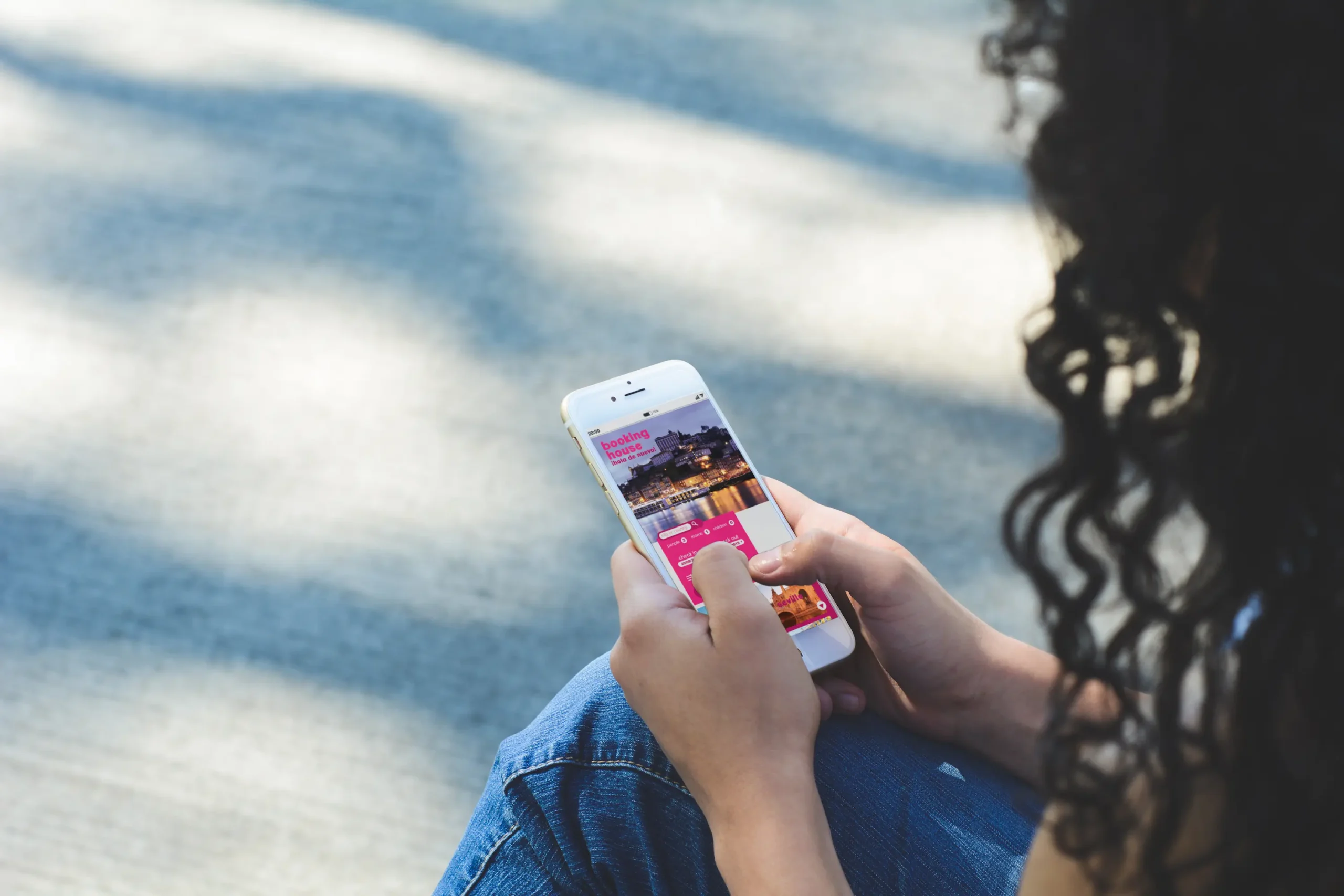 Mujer creadora de contenido fotografiando su portátil desde la cama, representando la gestión de Instagram para creadoras trans