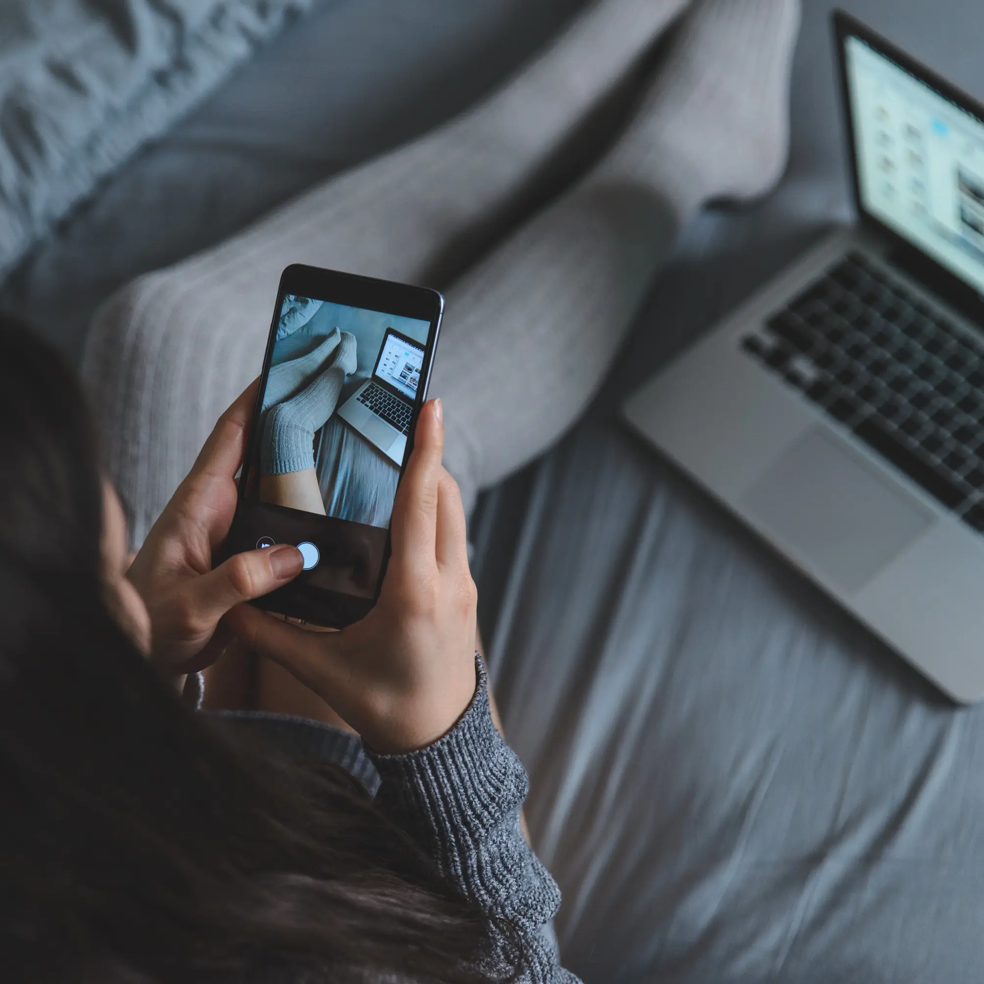 Mujer revisando su móvil con una app de gestión, representando la estrategia de Instagram de la agencia OnlyFans trans