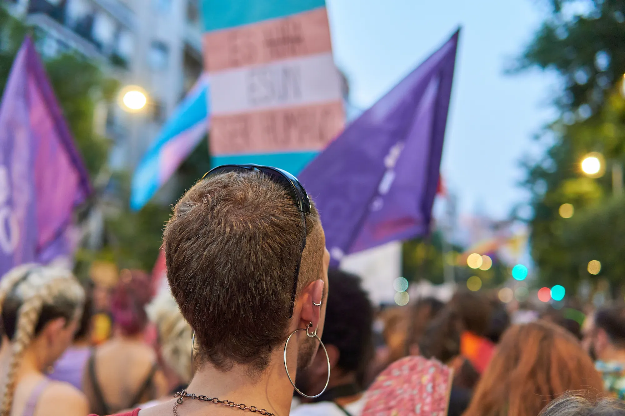 Manifestación trans con bandera transgender, representando el compromiso de OFM Trans con la comunidad
