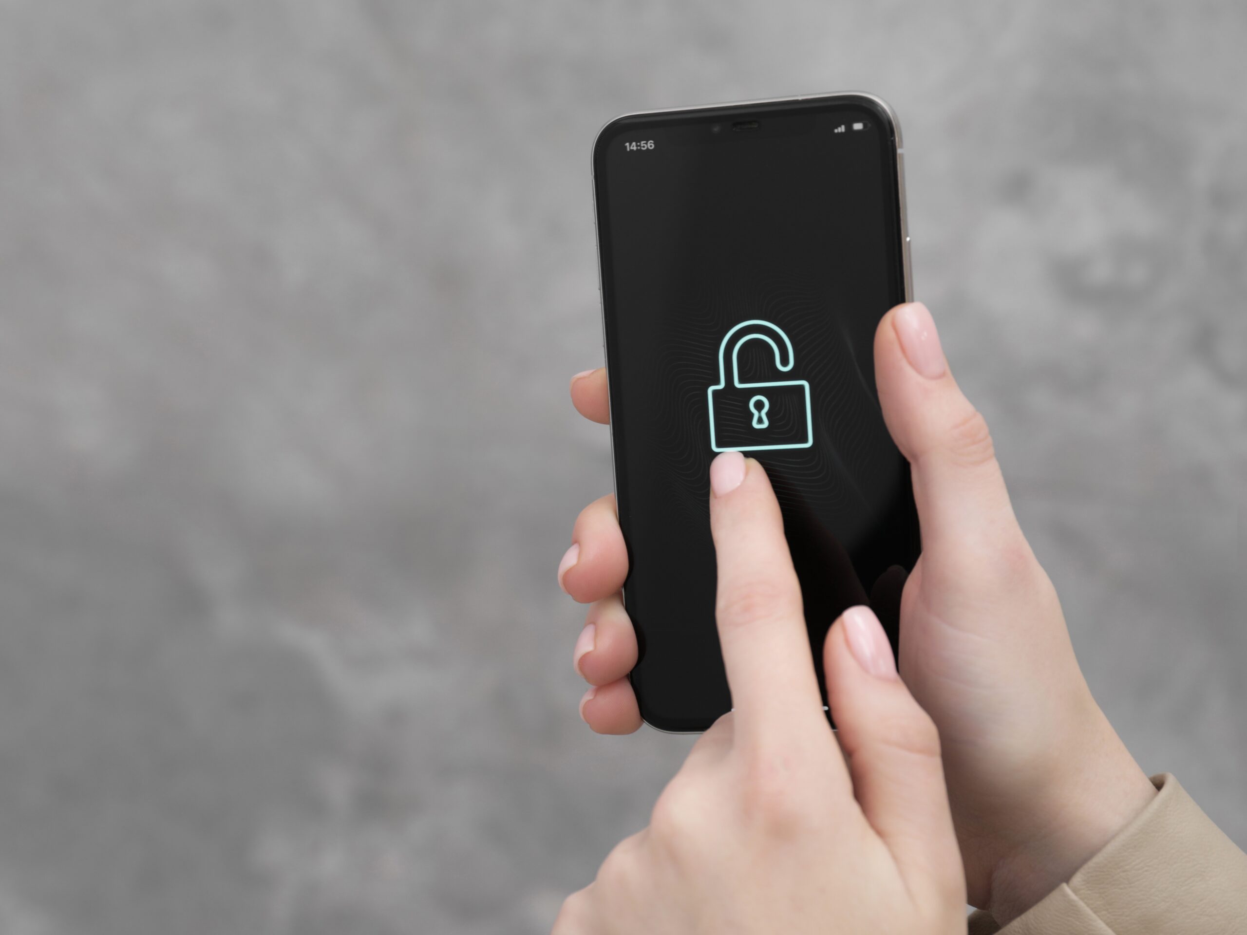 Icono de candado abierto en pantalla de móvil representando la protección de identidad en OnlyFans trans