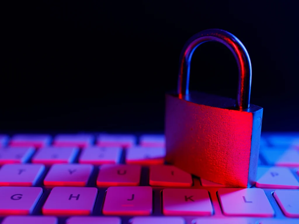 Creadora trans protegiendo su seguridad digital en OnlyFans con candado y tecnología